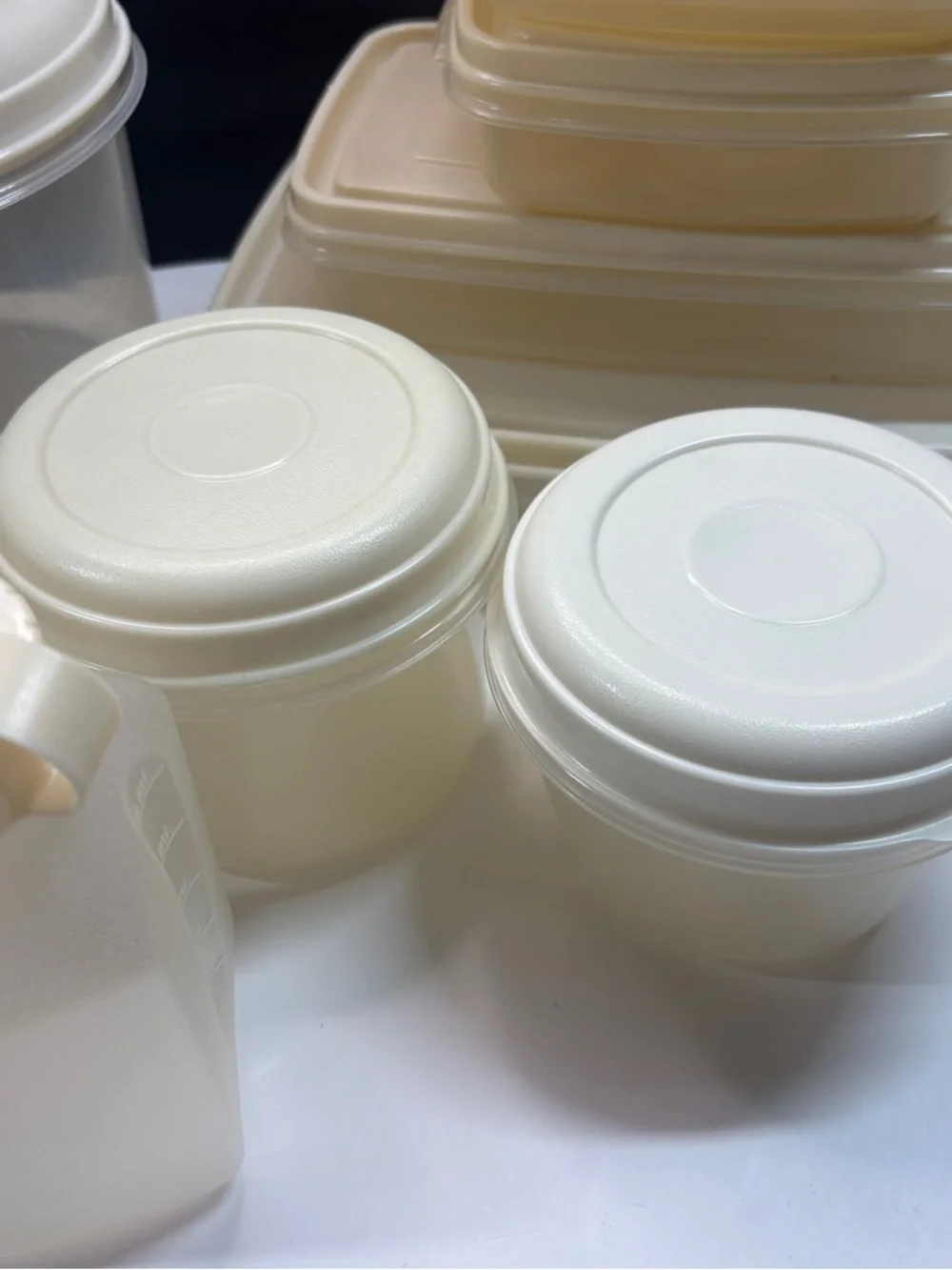 24 piece Vtg Rubbermaid storage containers almond lids